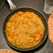 Curry de gambas  y fideos de arroz